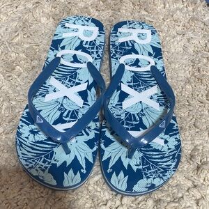 Roxy Navy and White Leaf Print Sandals